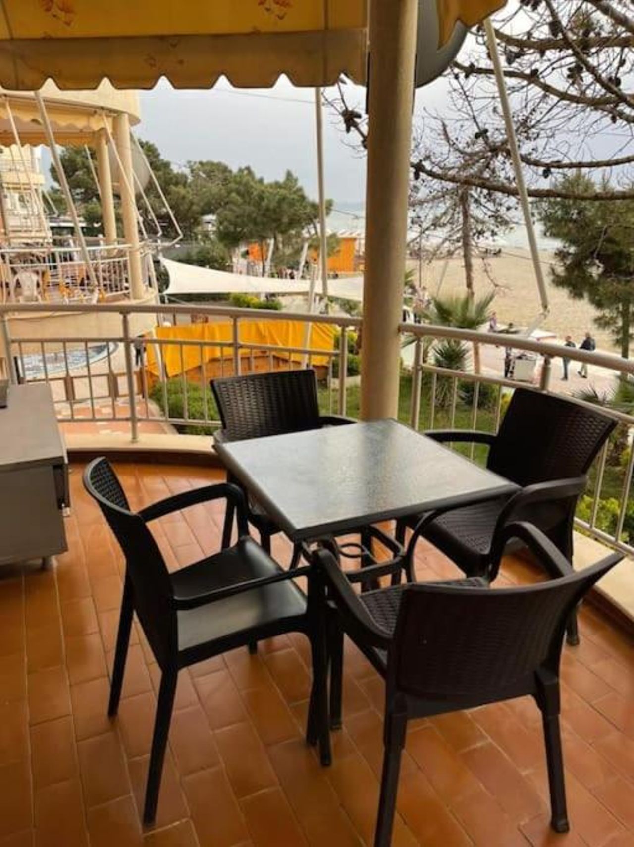 Lovely 2 bedroom unit with beach view