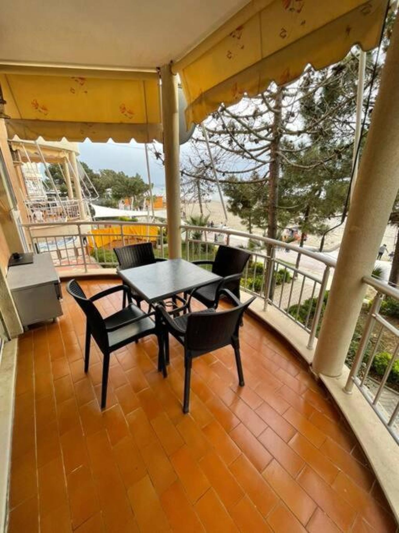 Lovely 2 bedroom unit with beach view