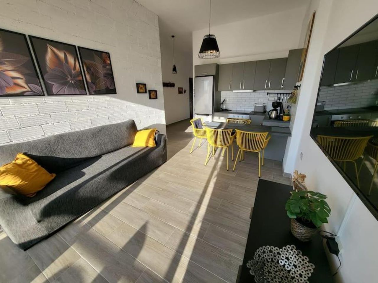 Yellow Apartment Saranda