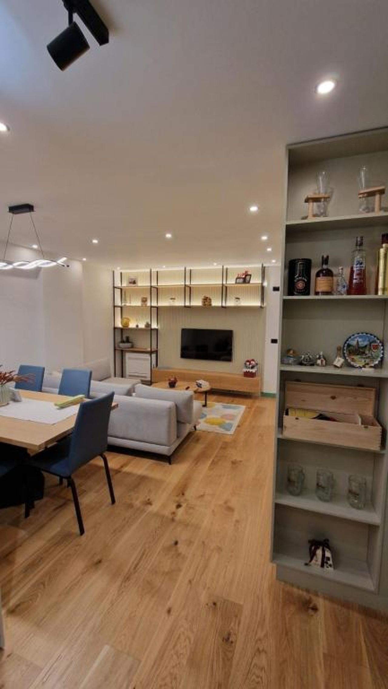 Meshi Apartment