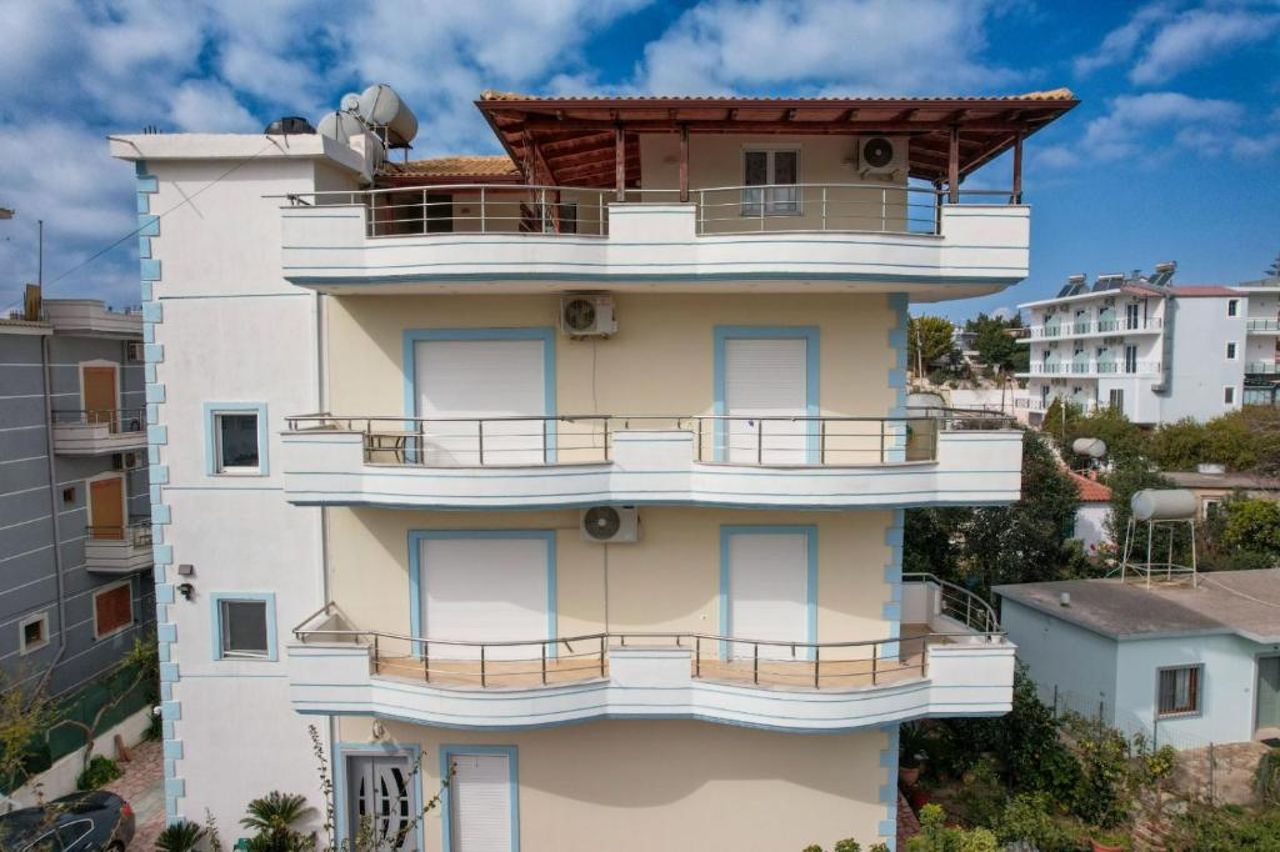 Kristal Apartments