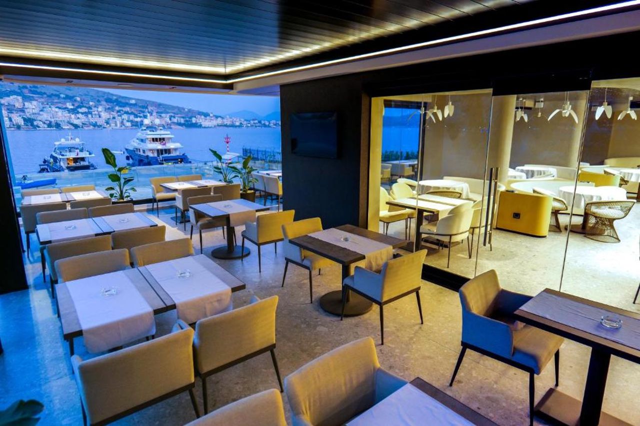 Yacht Premium Hotel