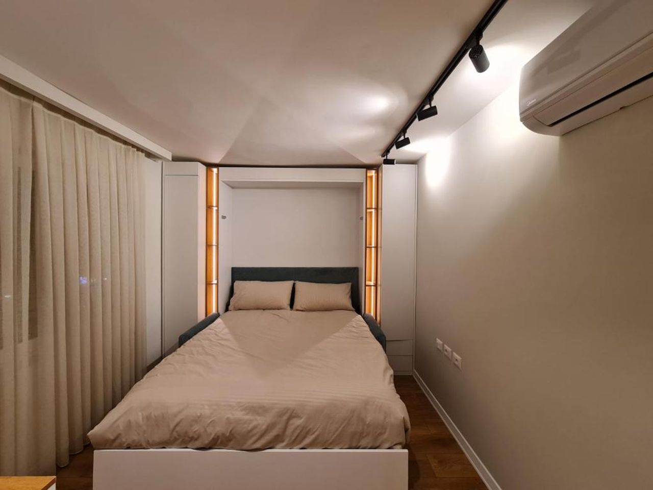 Adore - Modern Studio