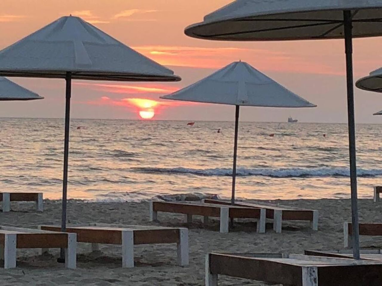 Durres, Golem Beach House