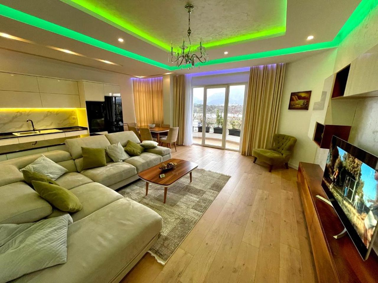 Queen’s Luxury Apartments Lake