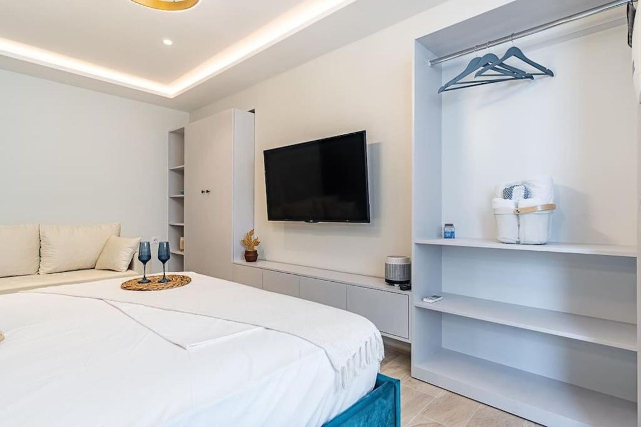 New* Chic Apartment- Heart of the Center of Himara