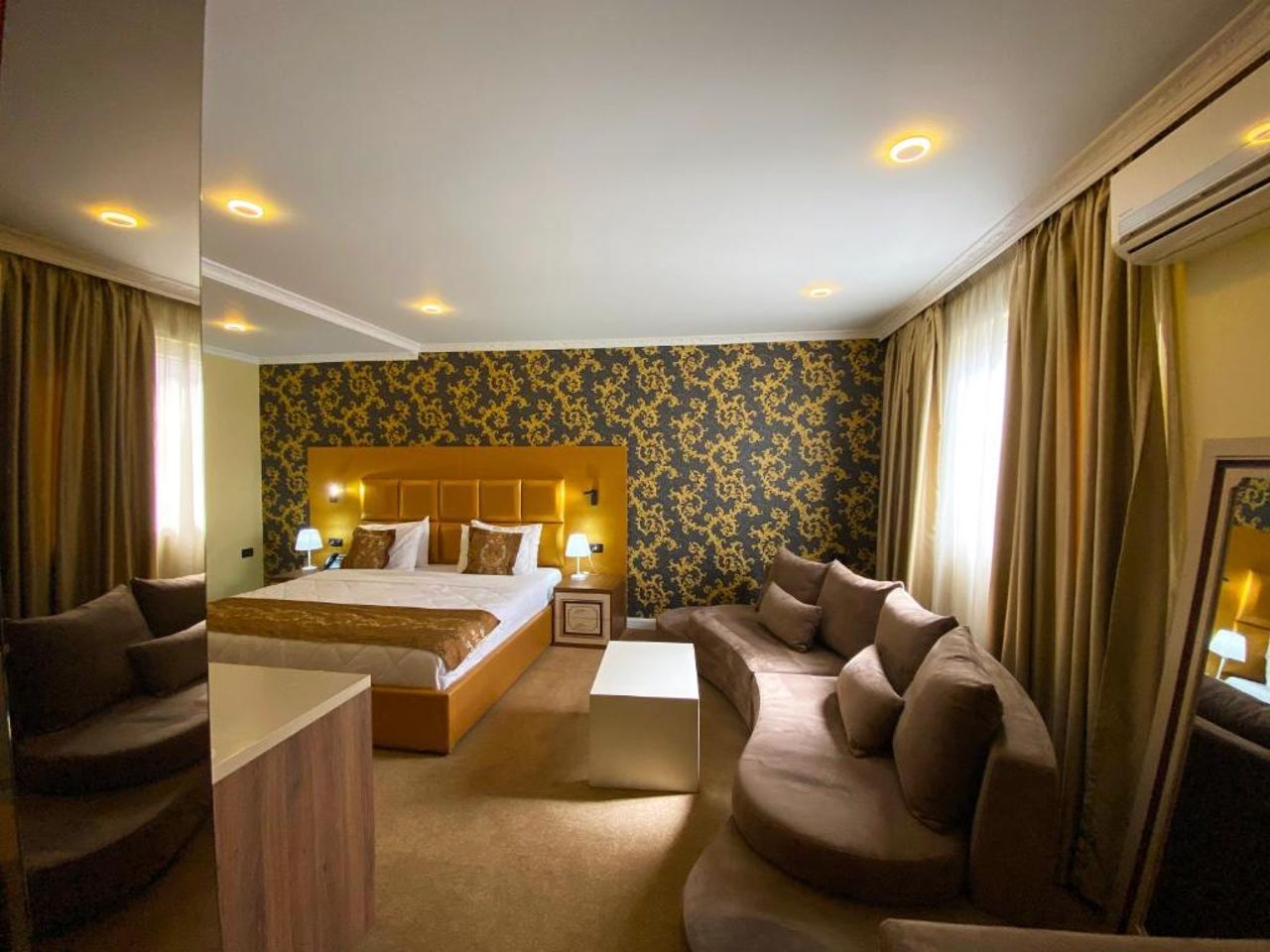 Hotel Deluxe