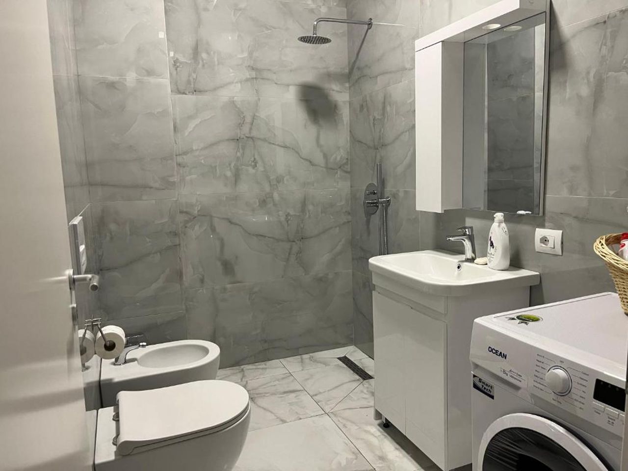 Comfy Nest Apartment- free parking