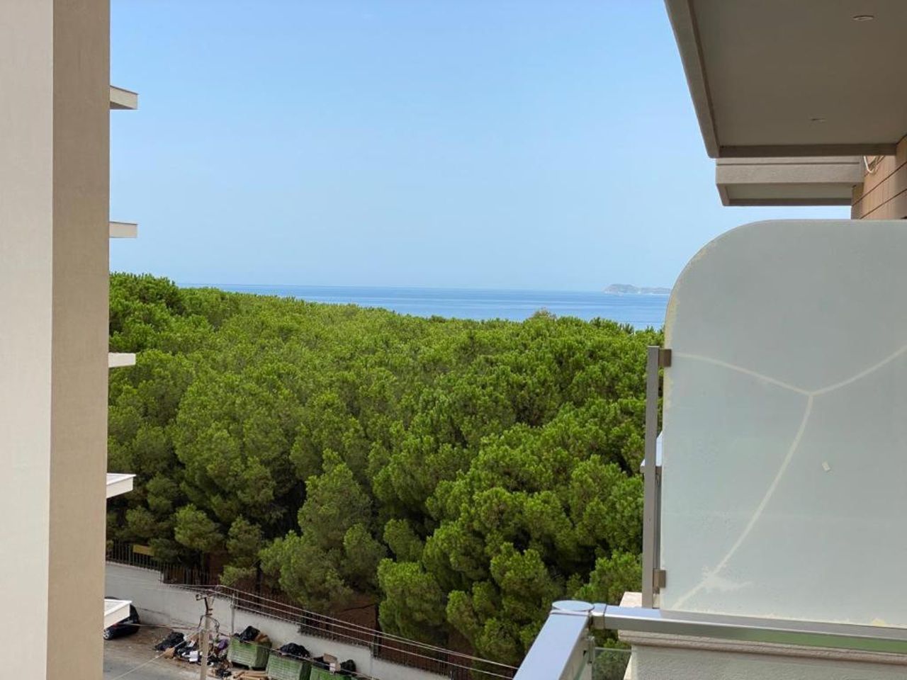 2 Bedrooms Seaside View Apart, free parking.