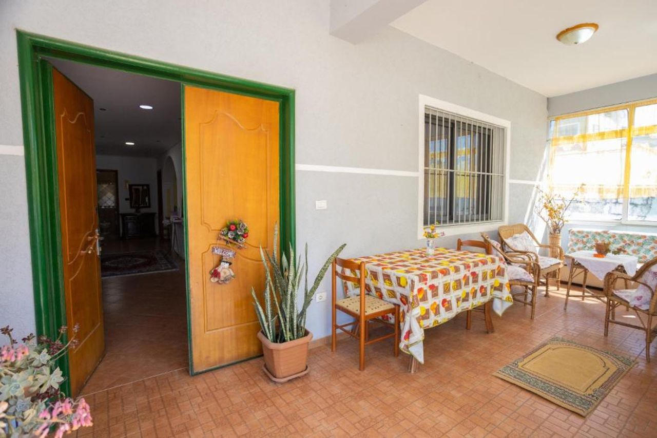 Vila AULONA