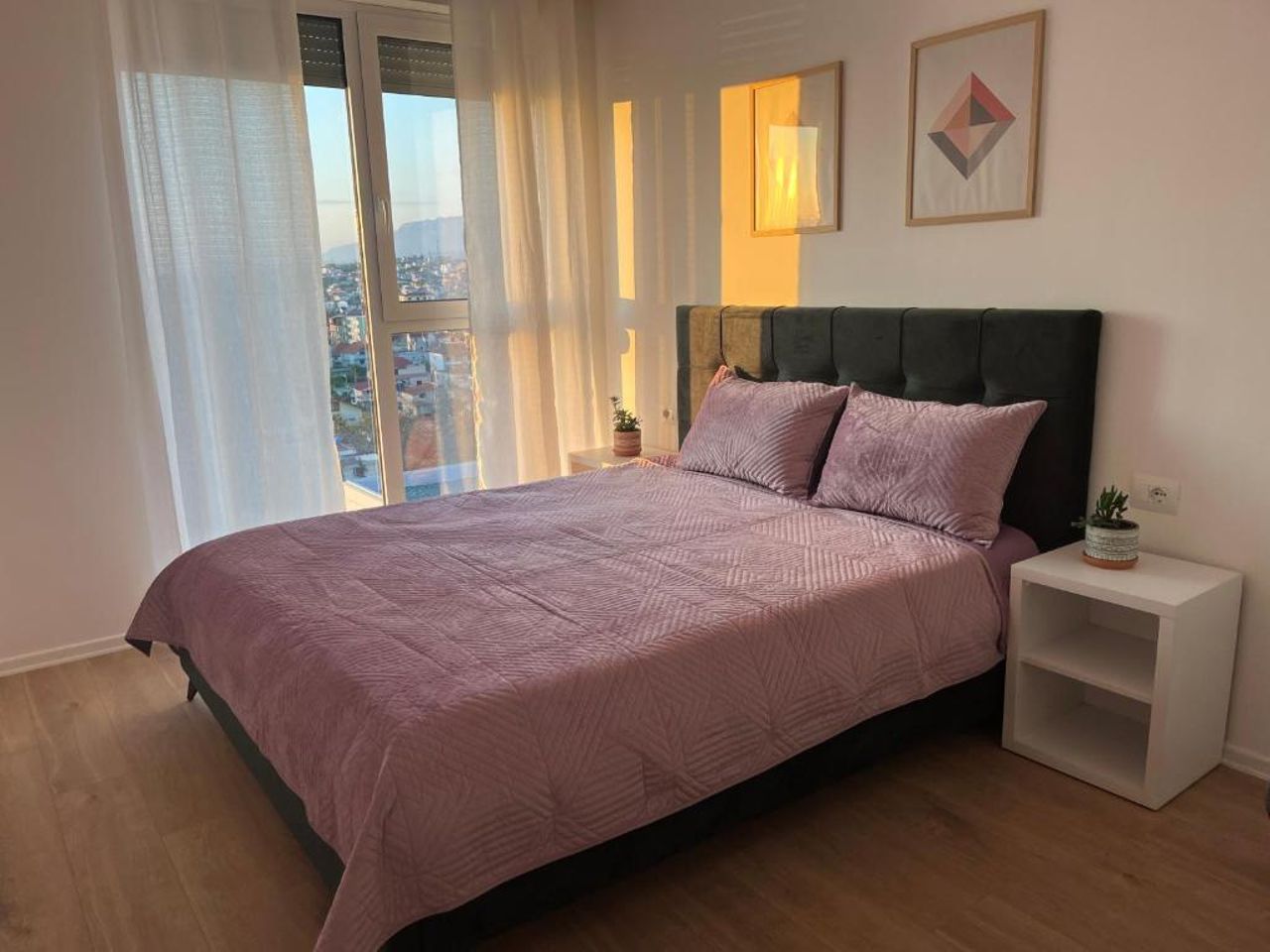 Comfy Nest Apartment- free parking