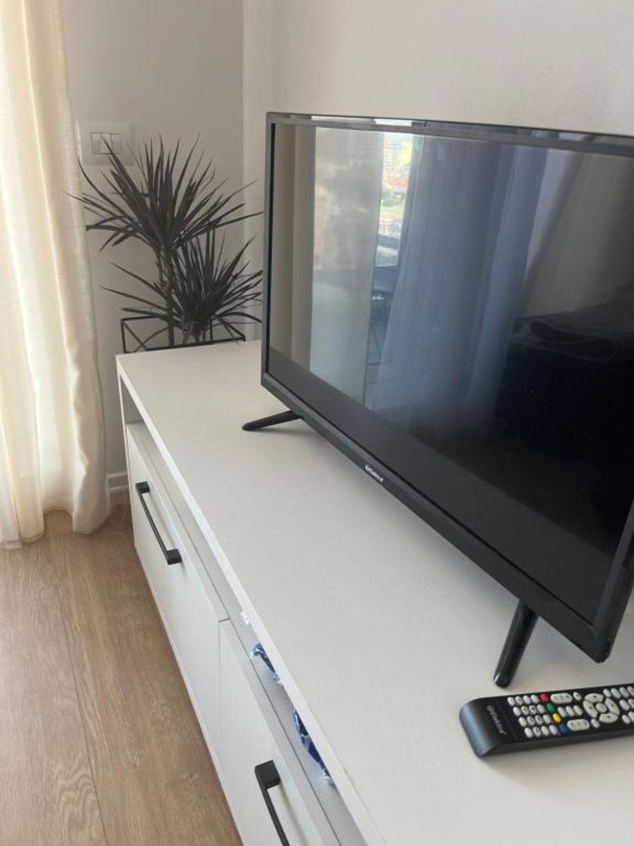 Comfy Nest Apartment- free parking