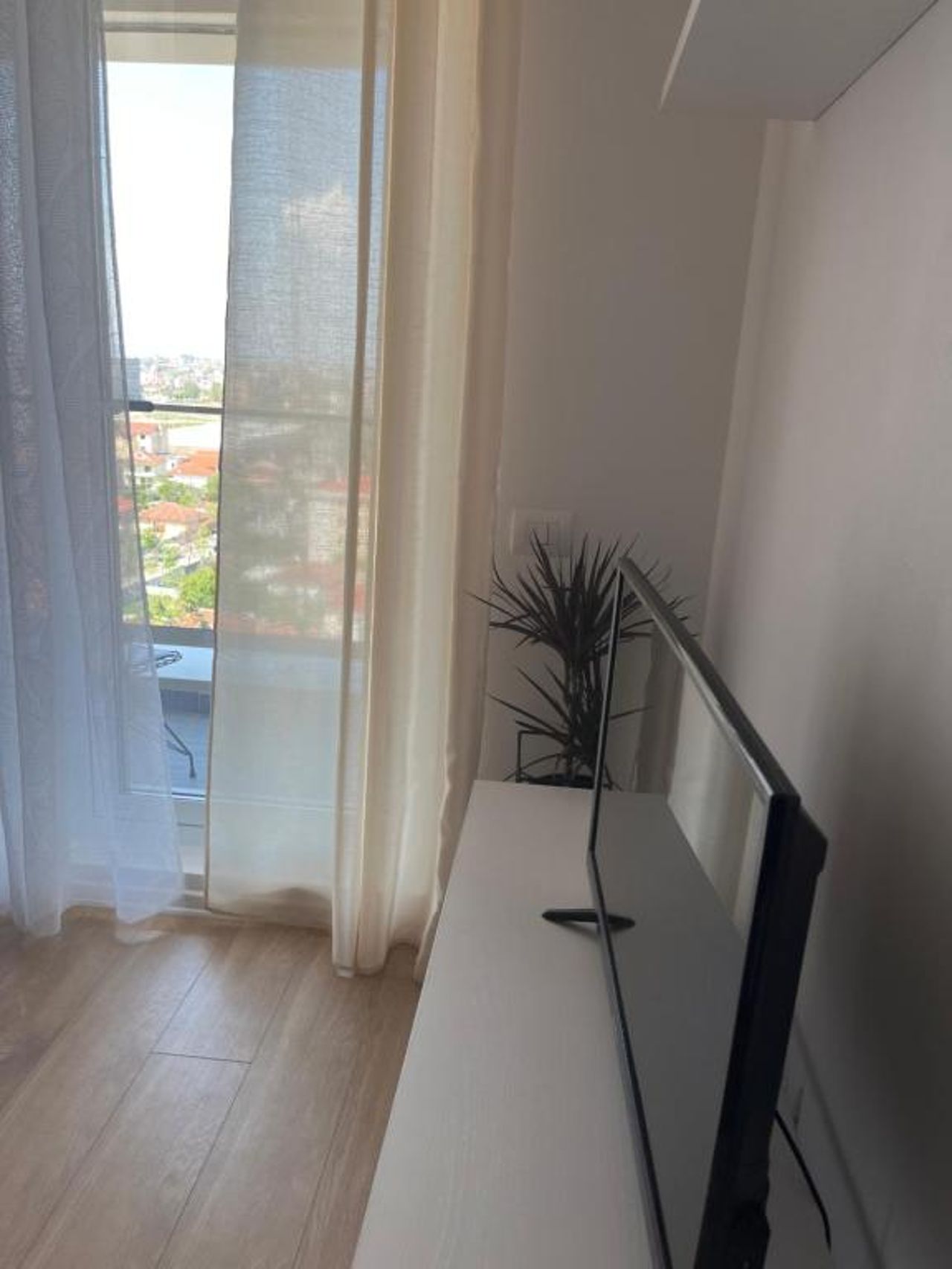 Comfy Nest Apartment- free parking