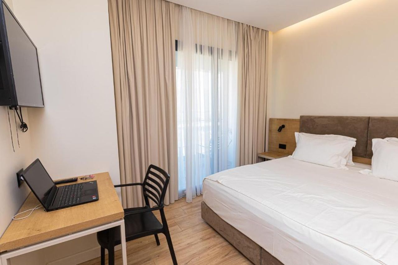 B&B Champagne, Vlore Bay