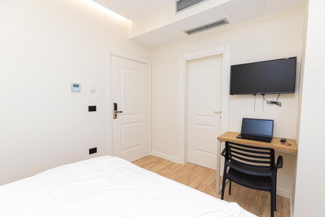 B&B Champagne, Vlore Bay