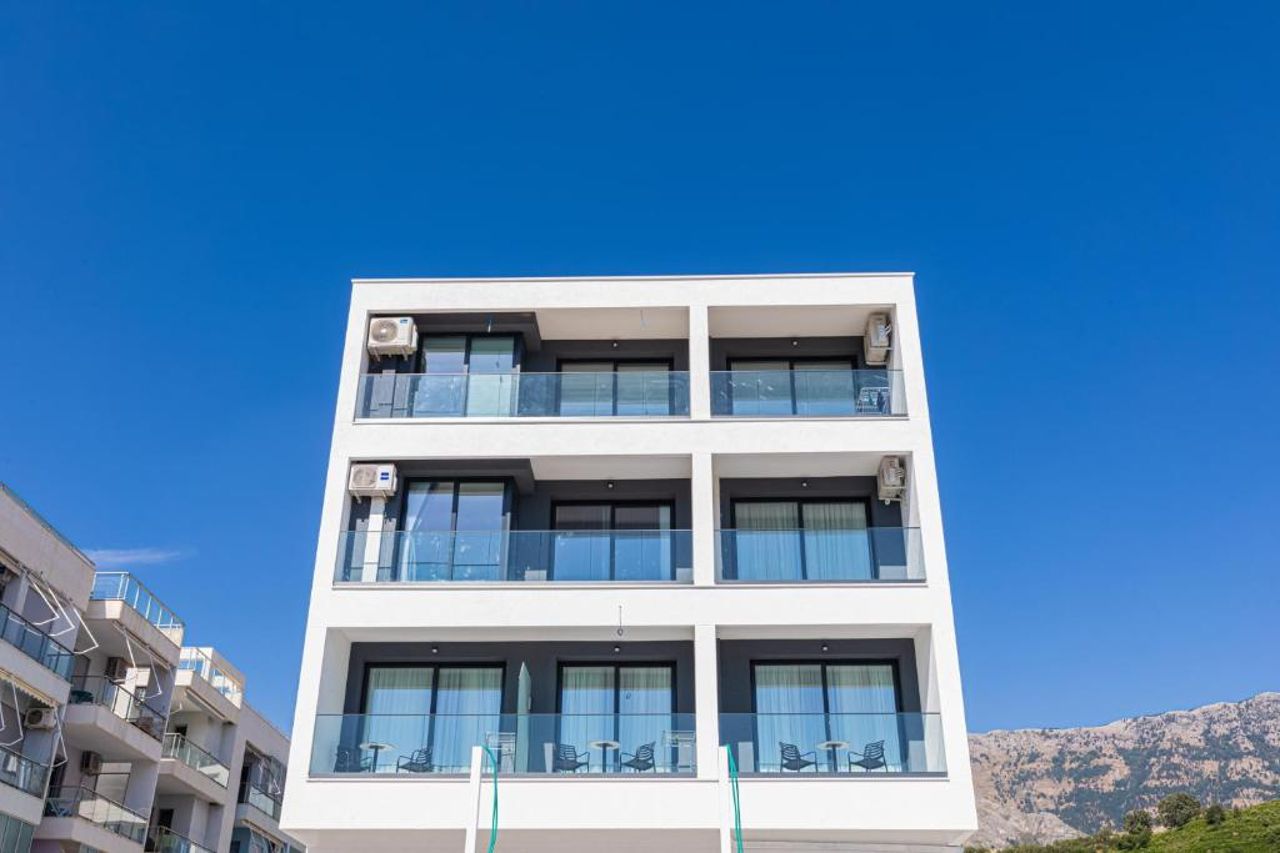 B&B Champagne, Vlore Bay