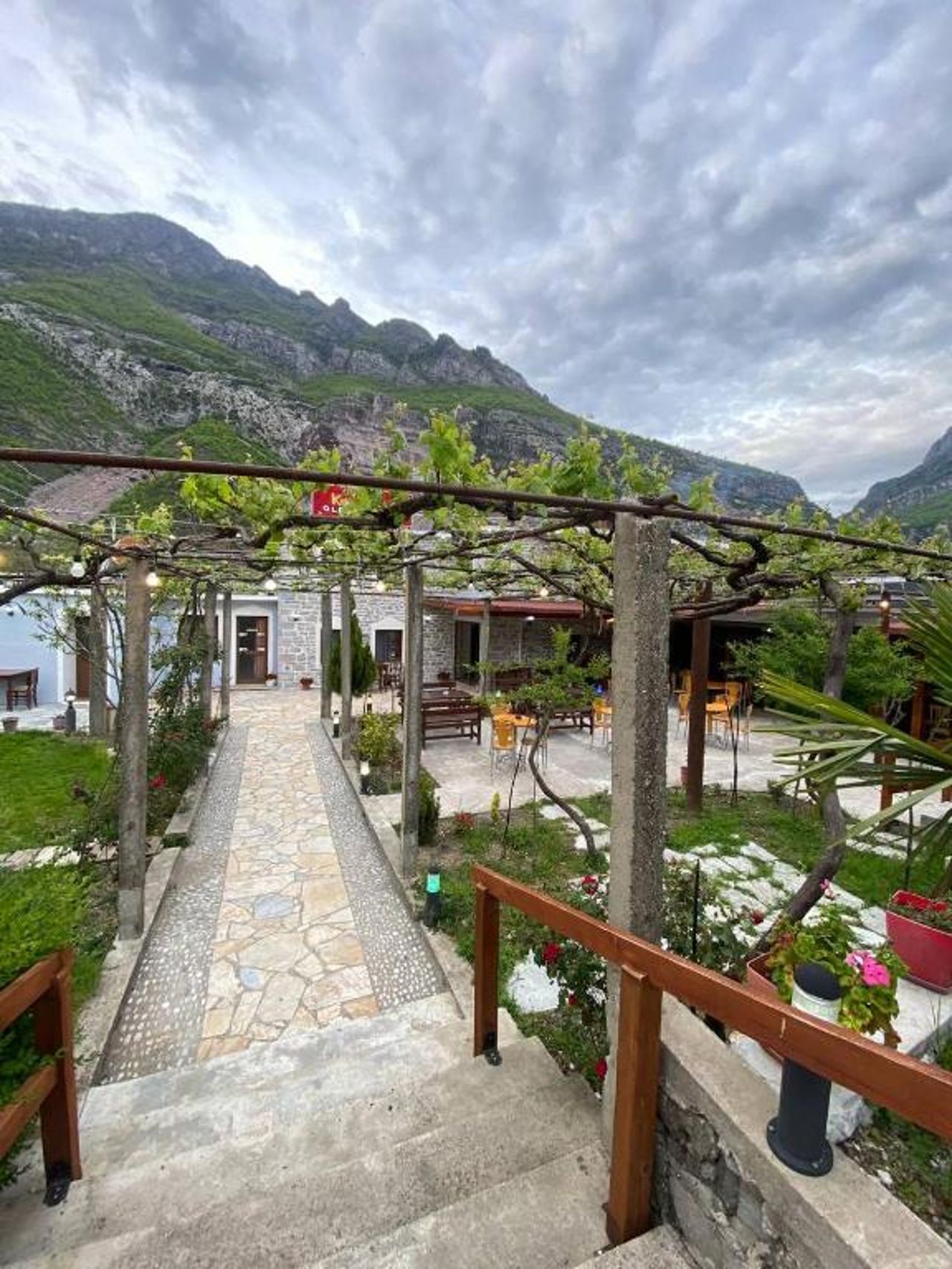 Kulla e Vjeter (Bar Restaurant, Guesthouse, Parking and Camping)