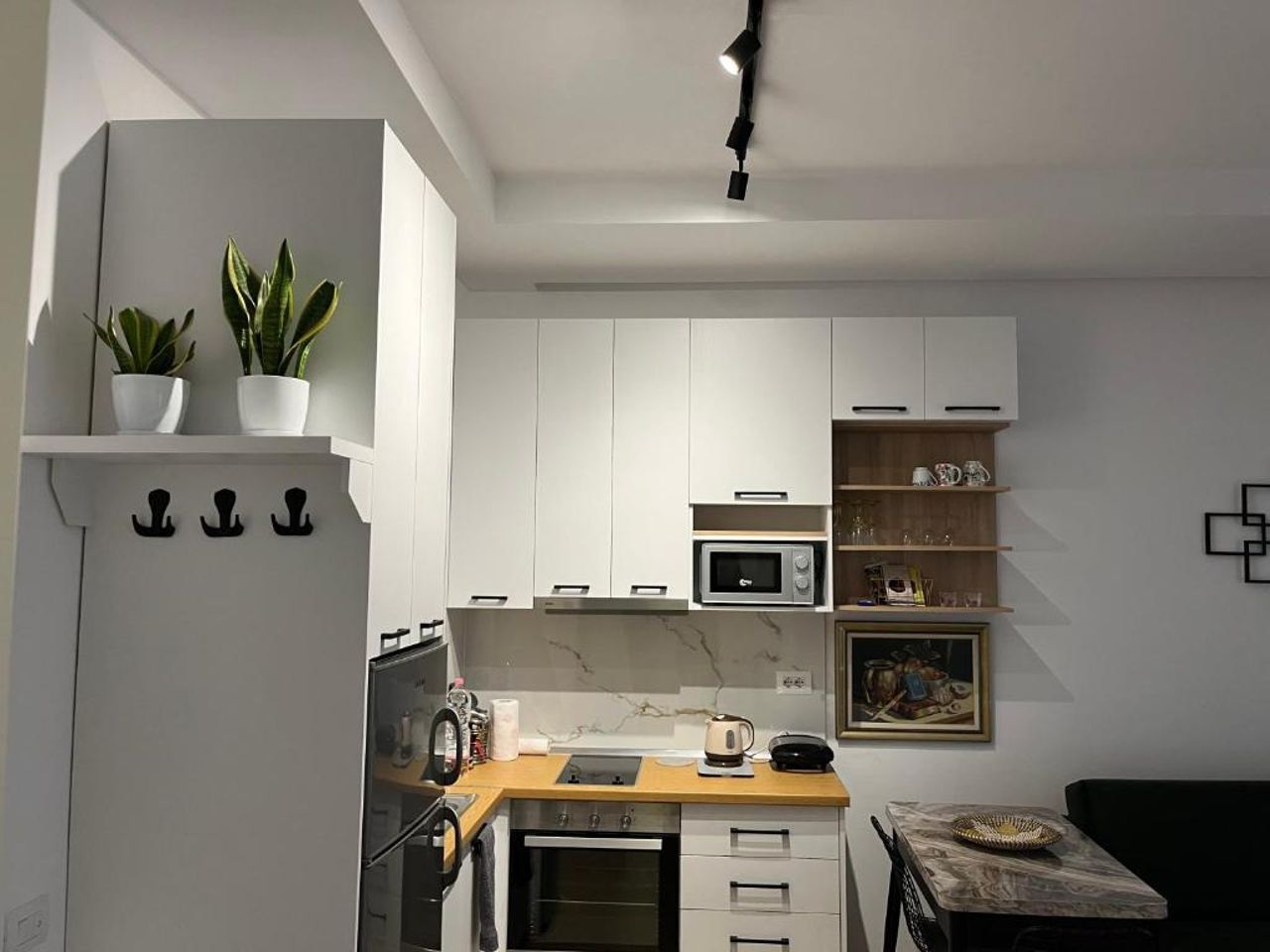 Comfy Nest Apartment- free parking