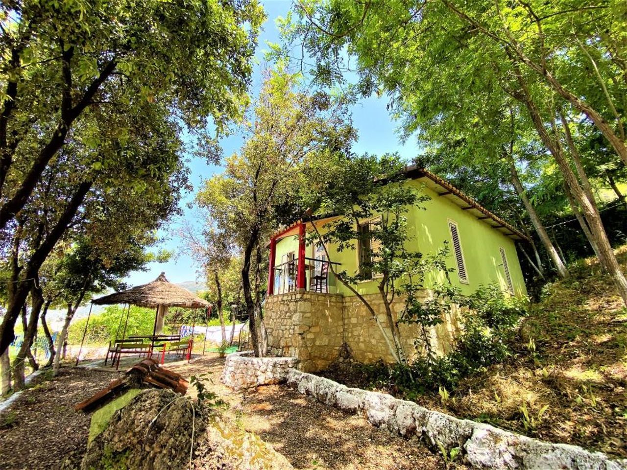 Green Radhime Retreat - Cozy 2 Bedroom Home near the Beach