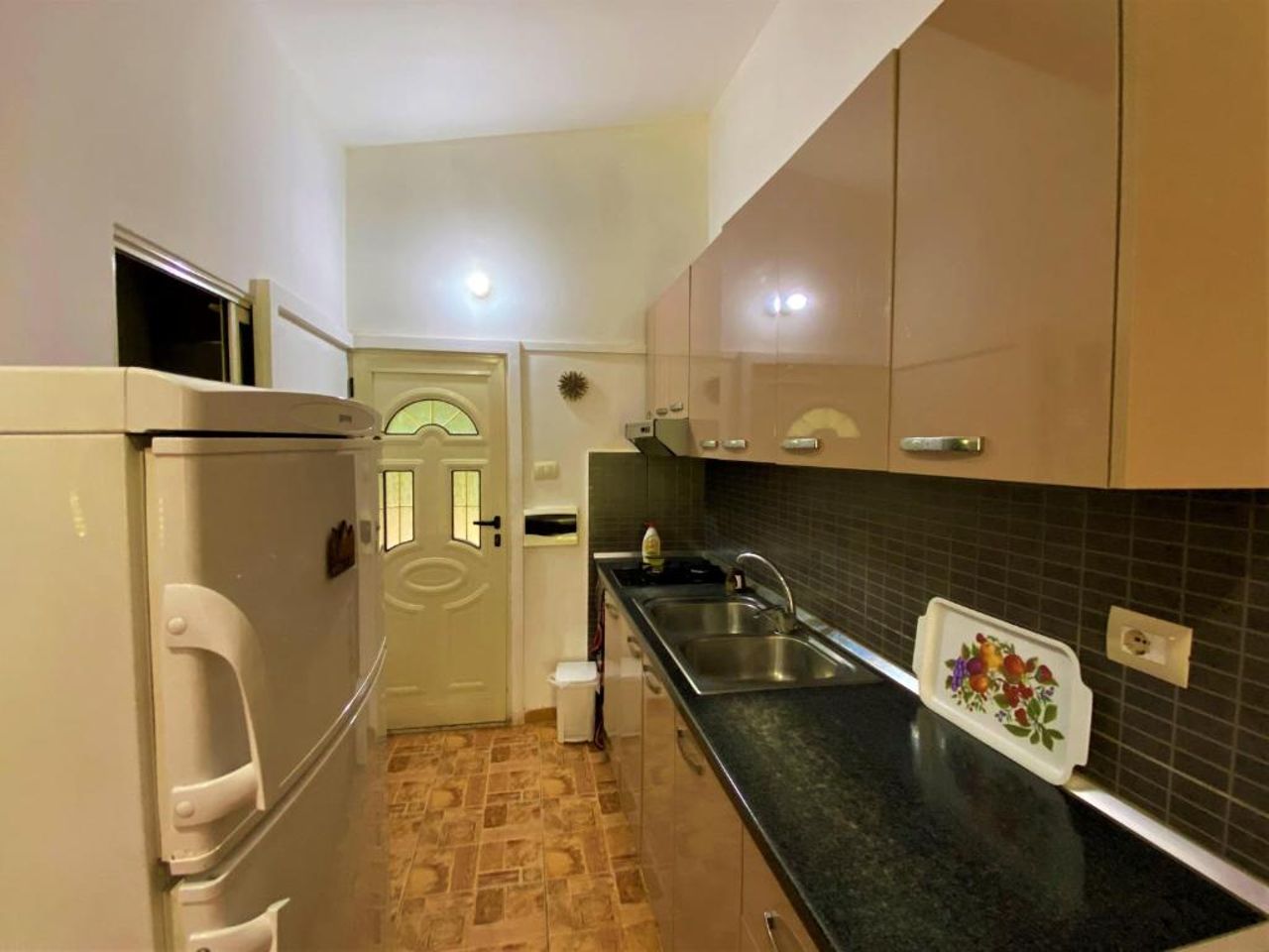 Green Radhime Retreat - Cozy 2 Bedroom Home near the Beach