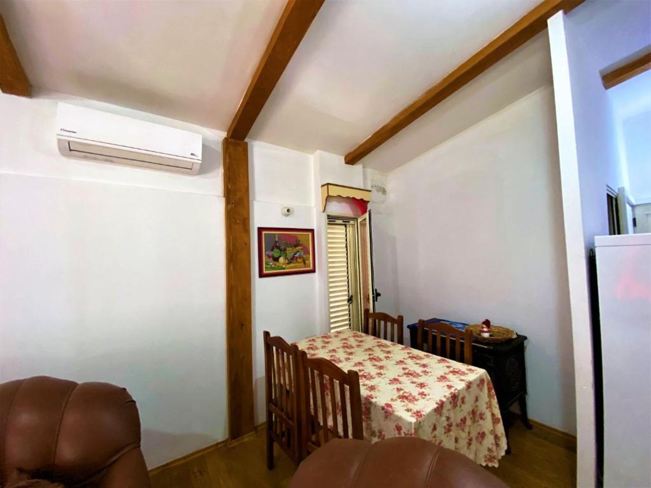 Green Radhime Retreat - Cozy 2 Bedroom Home near the Beach