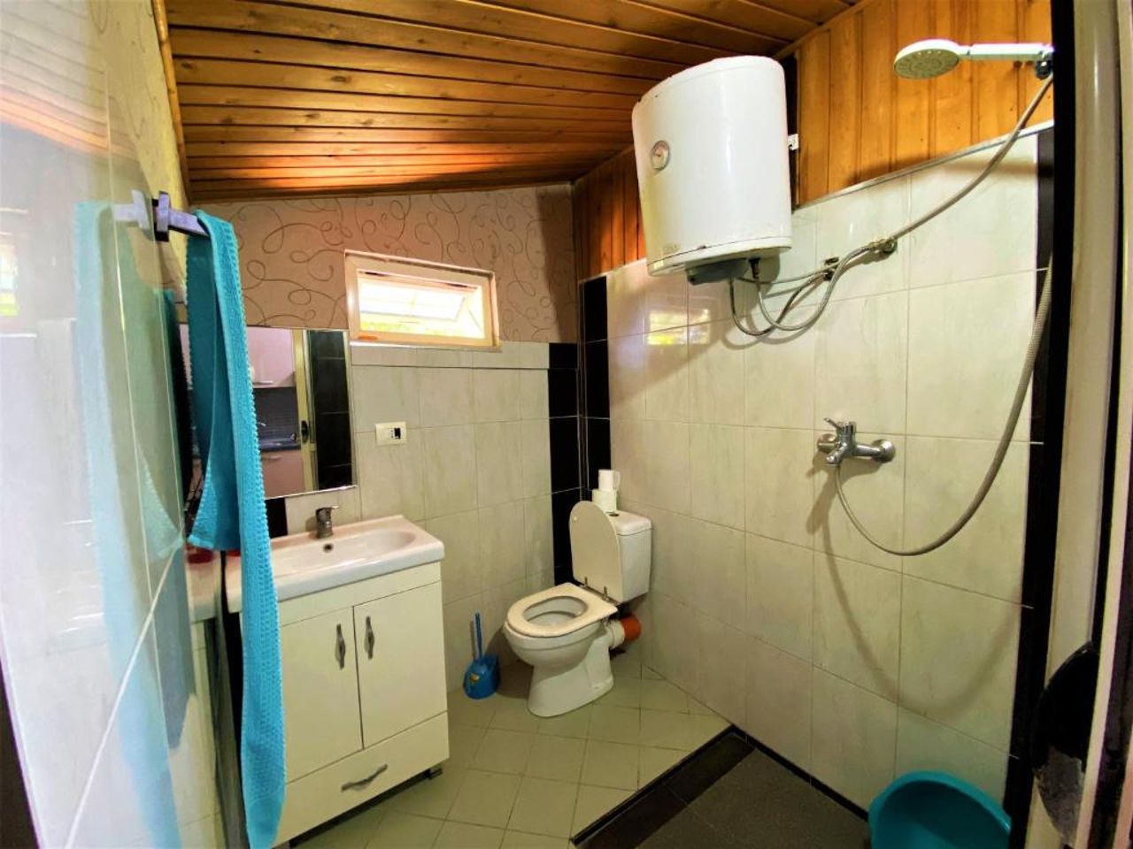 Green Radhime Retreat - Cozy 2 Bedroom Home near the Beach