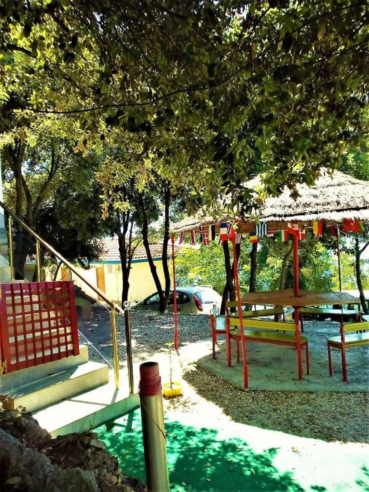 Green Radhime Retreat - Cozy 2 Bedroom Home near the Beach