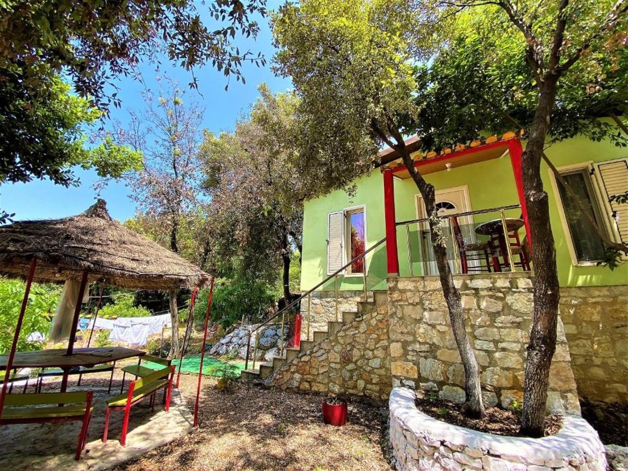 Green Radhime Retreat - Cozy 2 Bedroom Home near the Beach