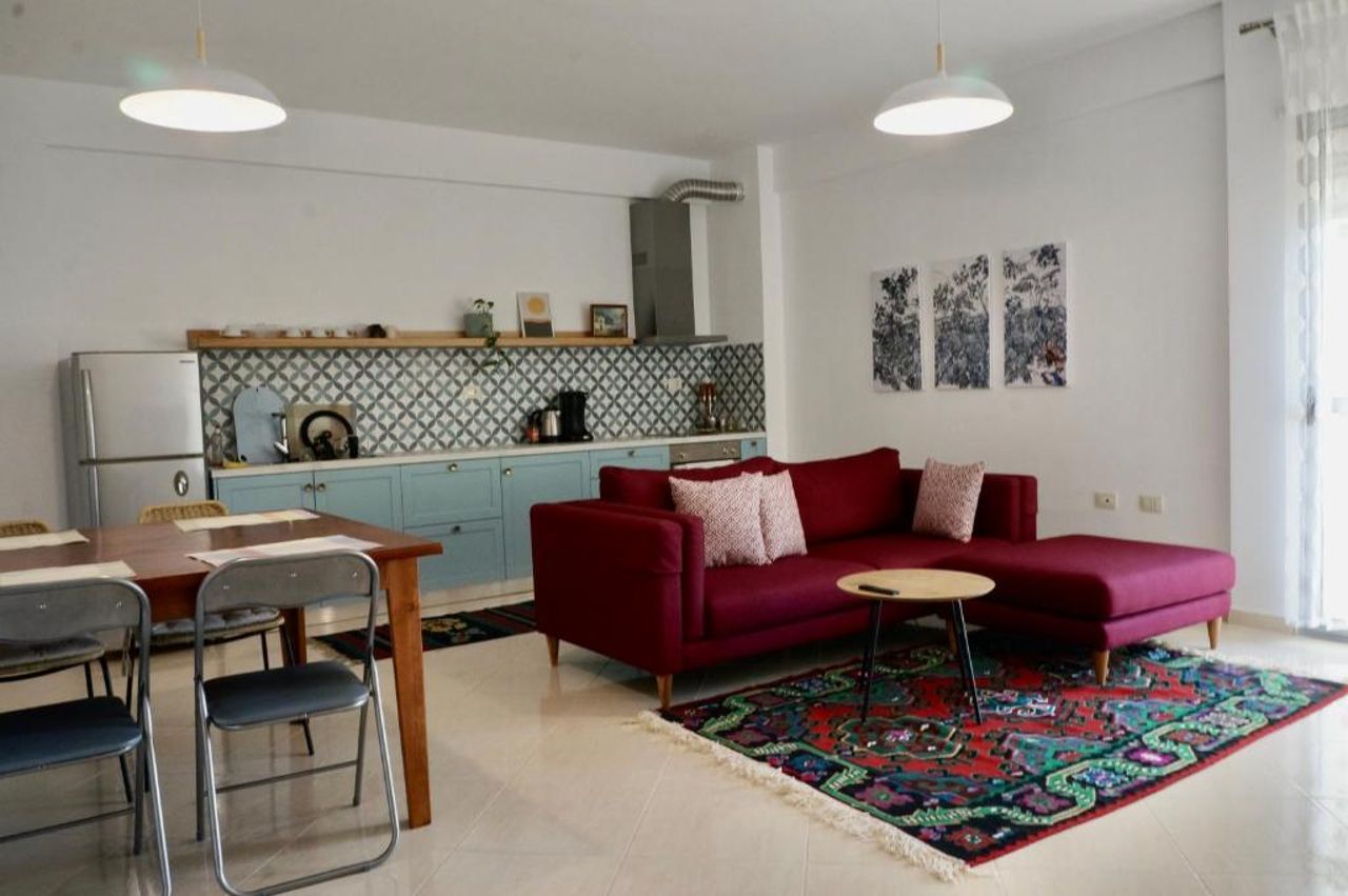 Lovely 2 bedroom condo with free parking