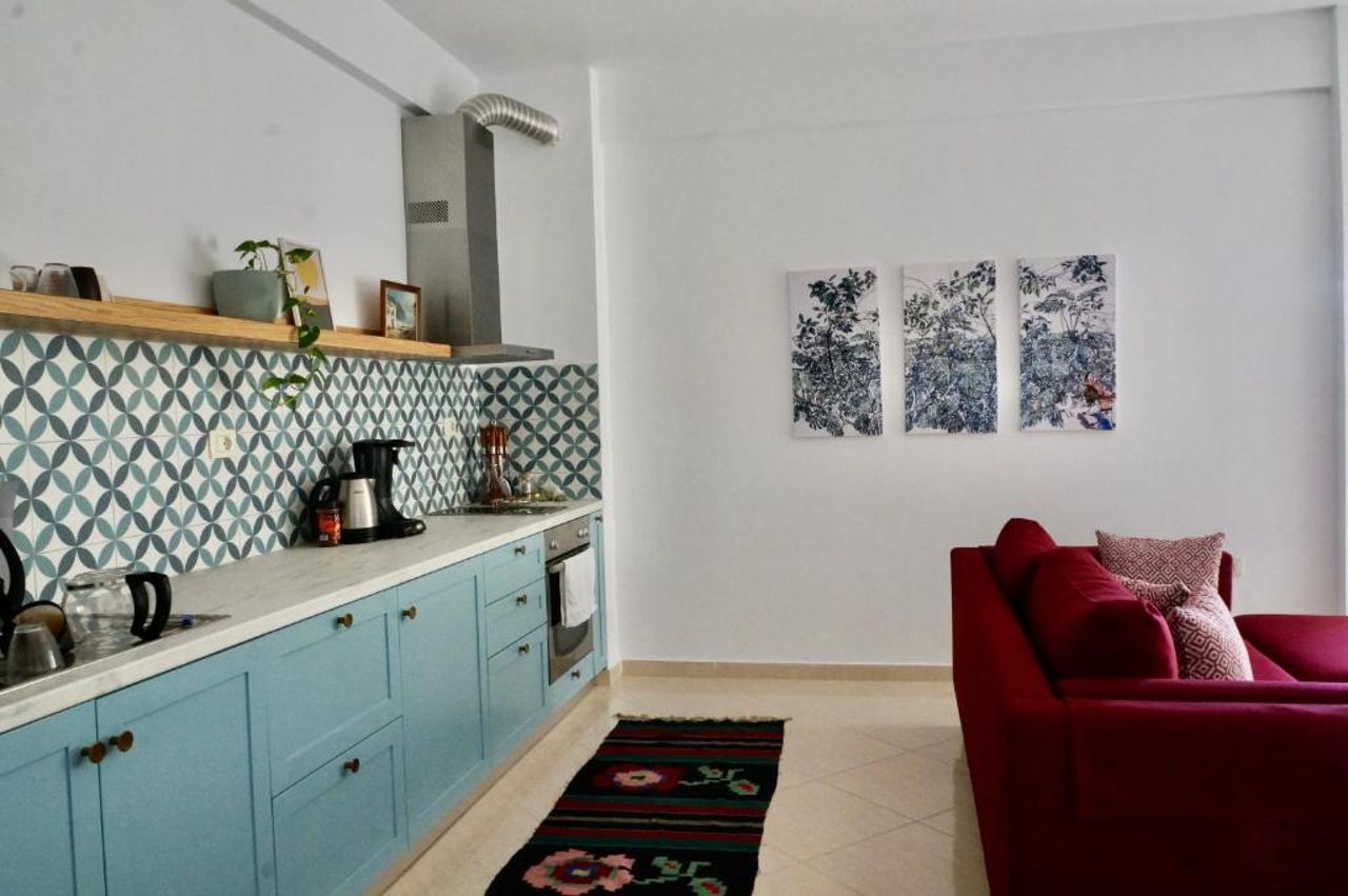 Lovely 2 bedroom condo with free parking