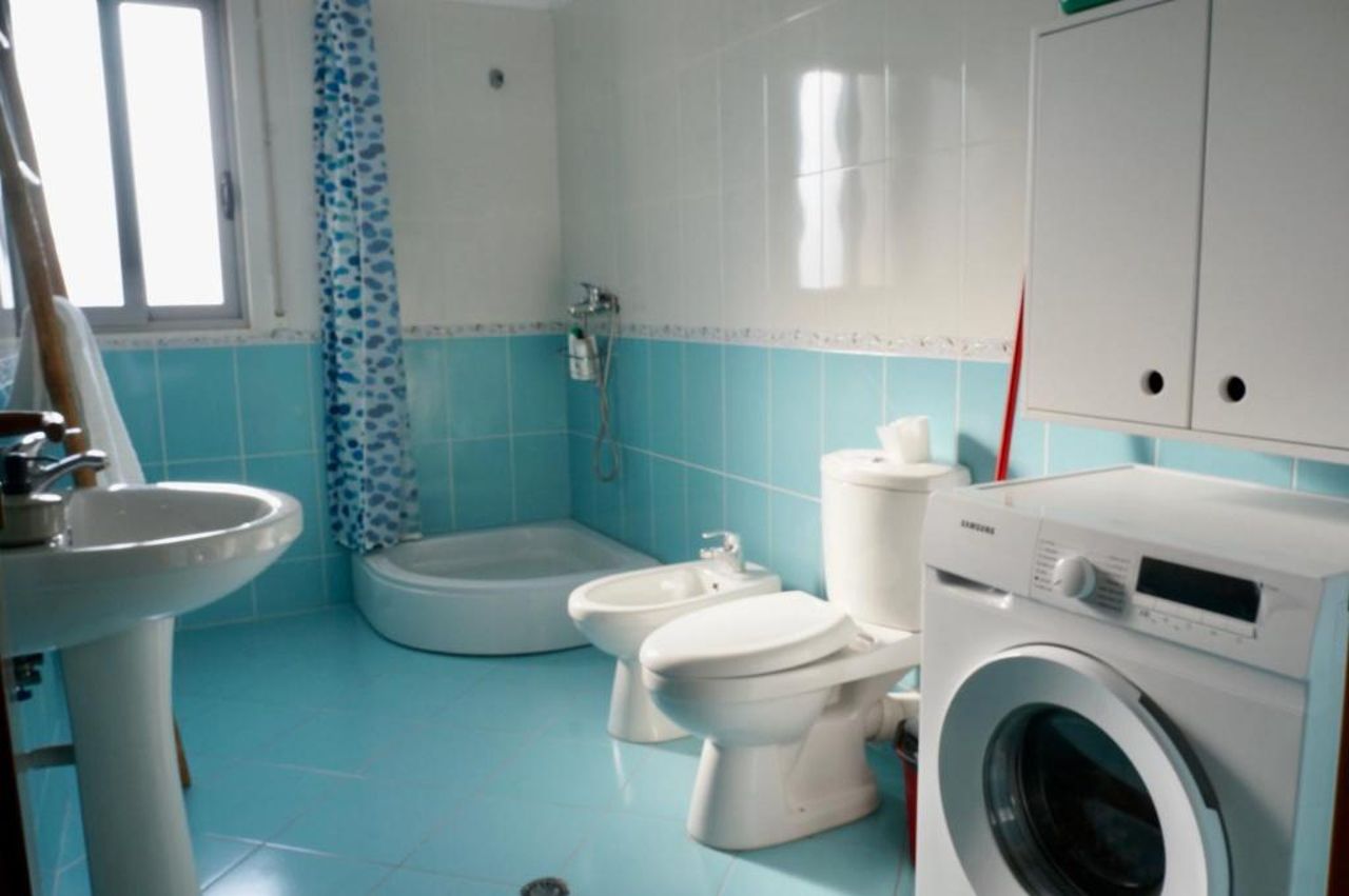 Lovely 2 bedroom condo with free parking