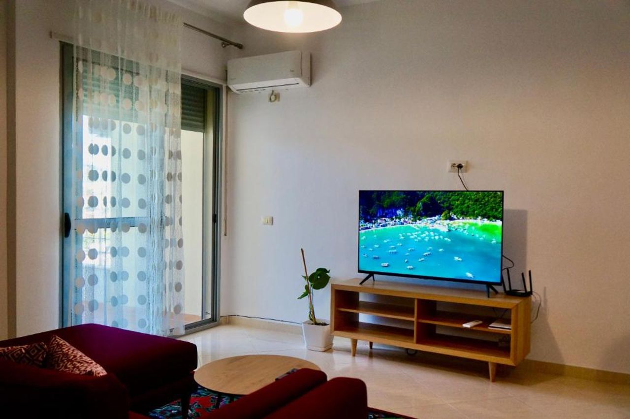Lovely 2 bedroom condo with free parking