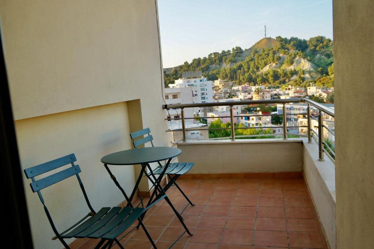 Lovely 2 bedroom condo with free parking