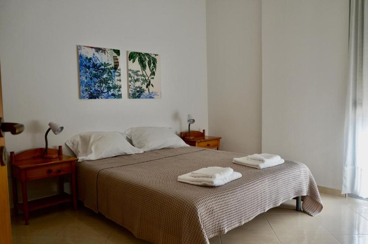 Lovely 2 bedroom condo with free parking