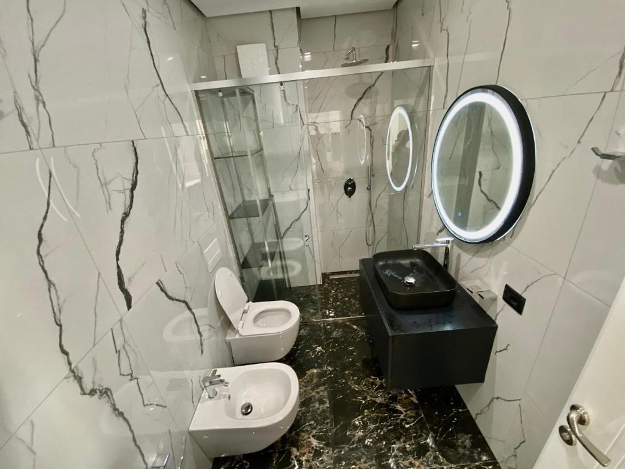 Lux Apartment 02 + Free Parking Post