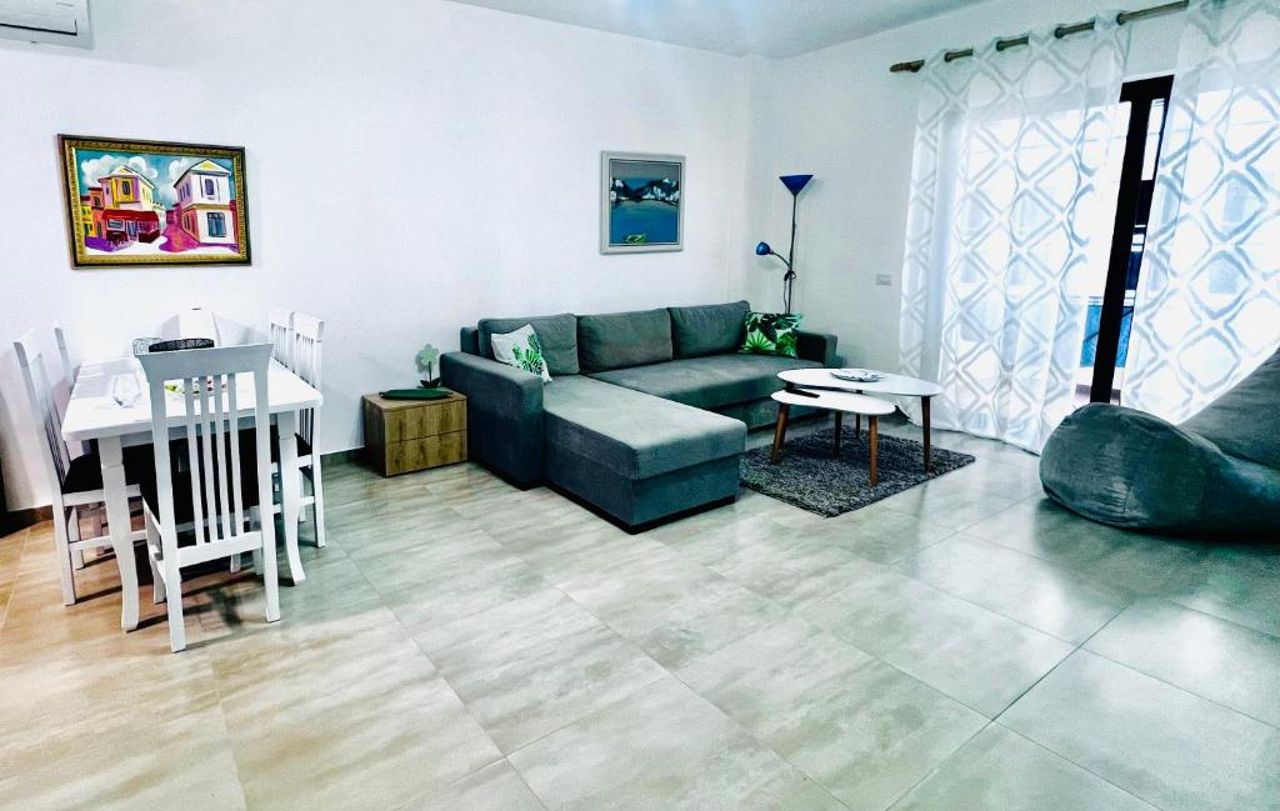 The Place Apartments 2, Qerret