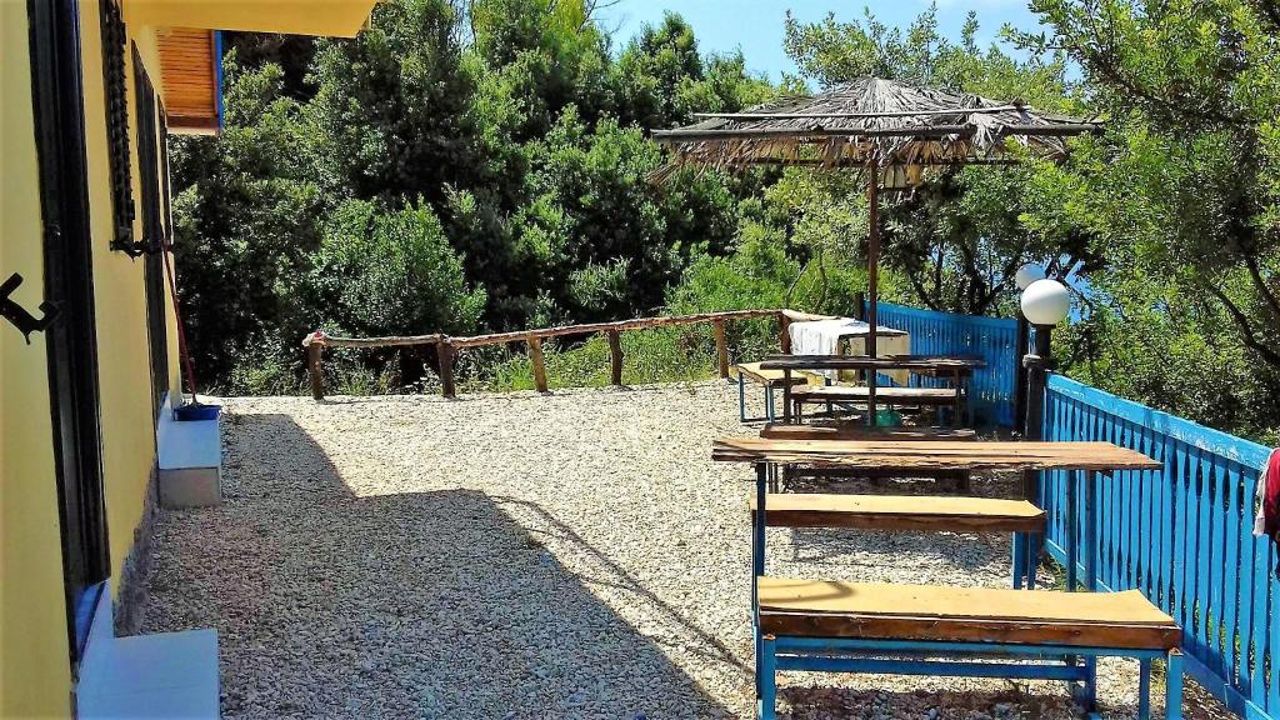 First Room of Panoramic Perch - Hilltop Room with Kitchenette and Patio