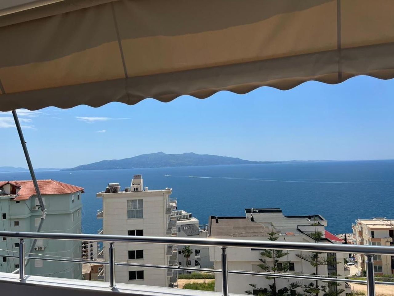 Lovely 2 bedroom apartment with a great sea view