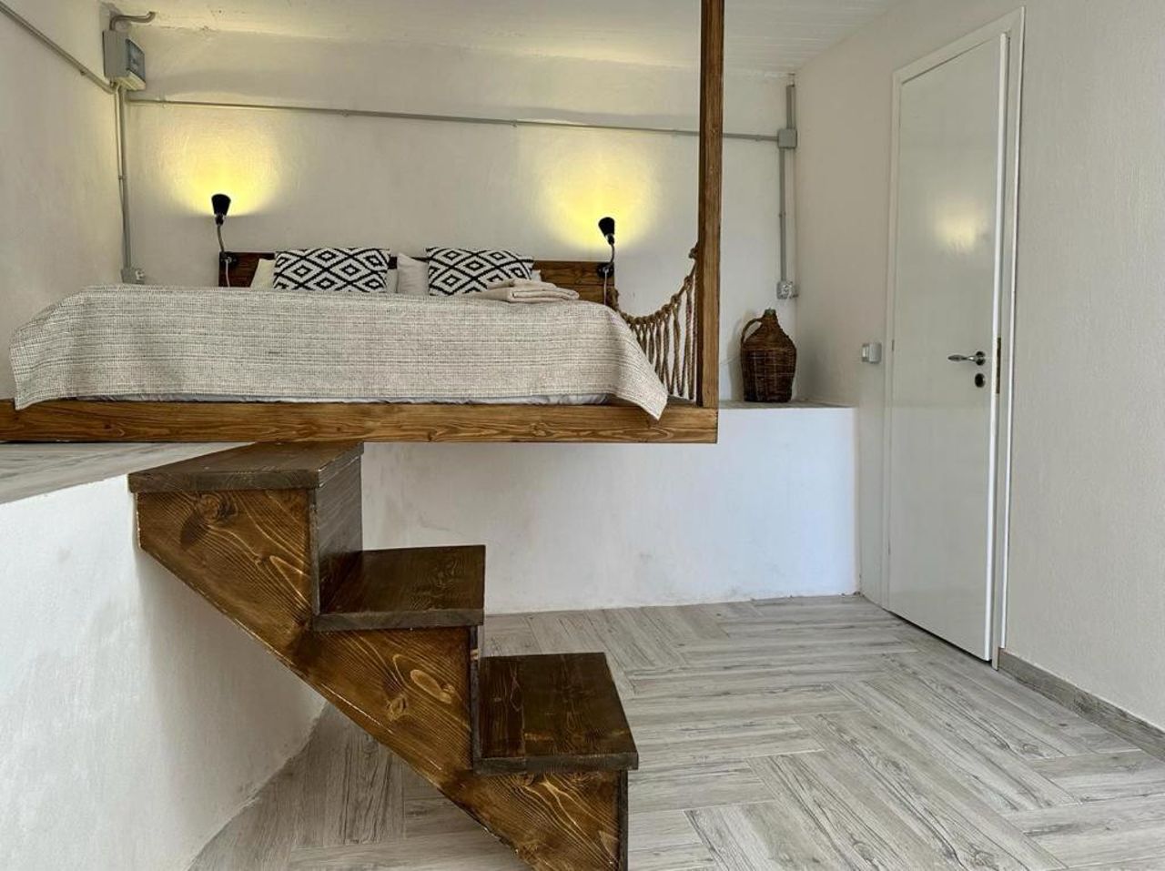 Amphora Guesthouse & Apartments