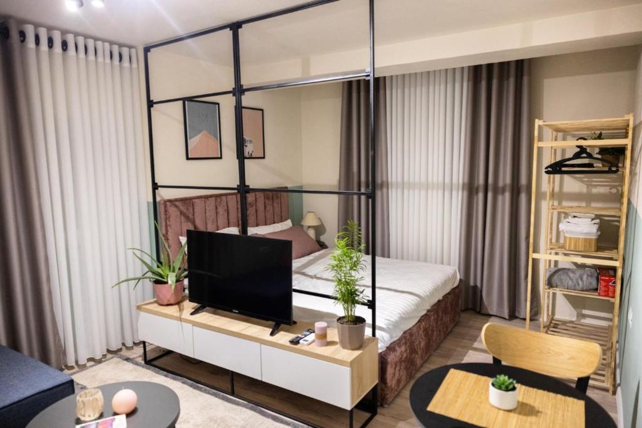 Three doors apartments, Strawberry Studio