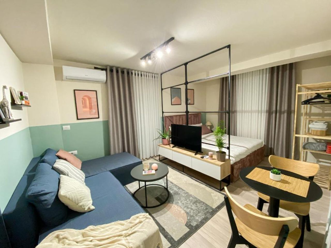 Three doors apartments, Strawberry Studio