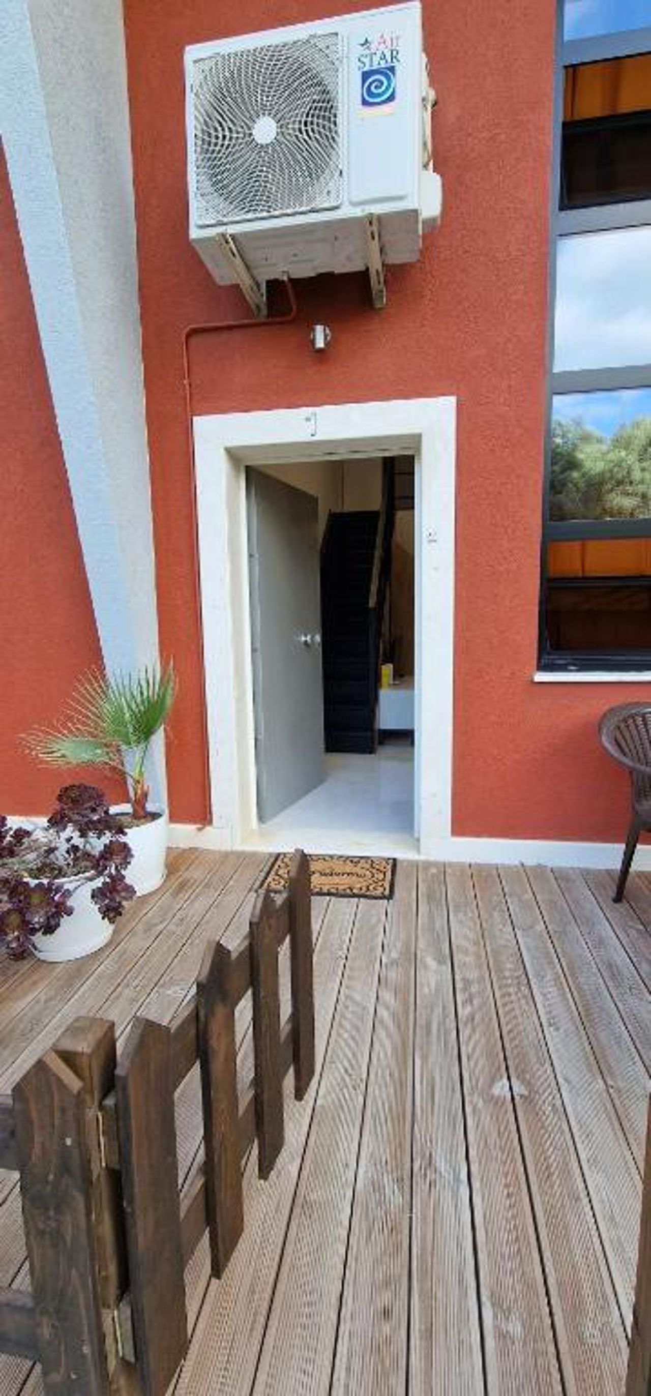 Lovely duplex apartment with patio, 100m from the beach!