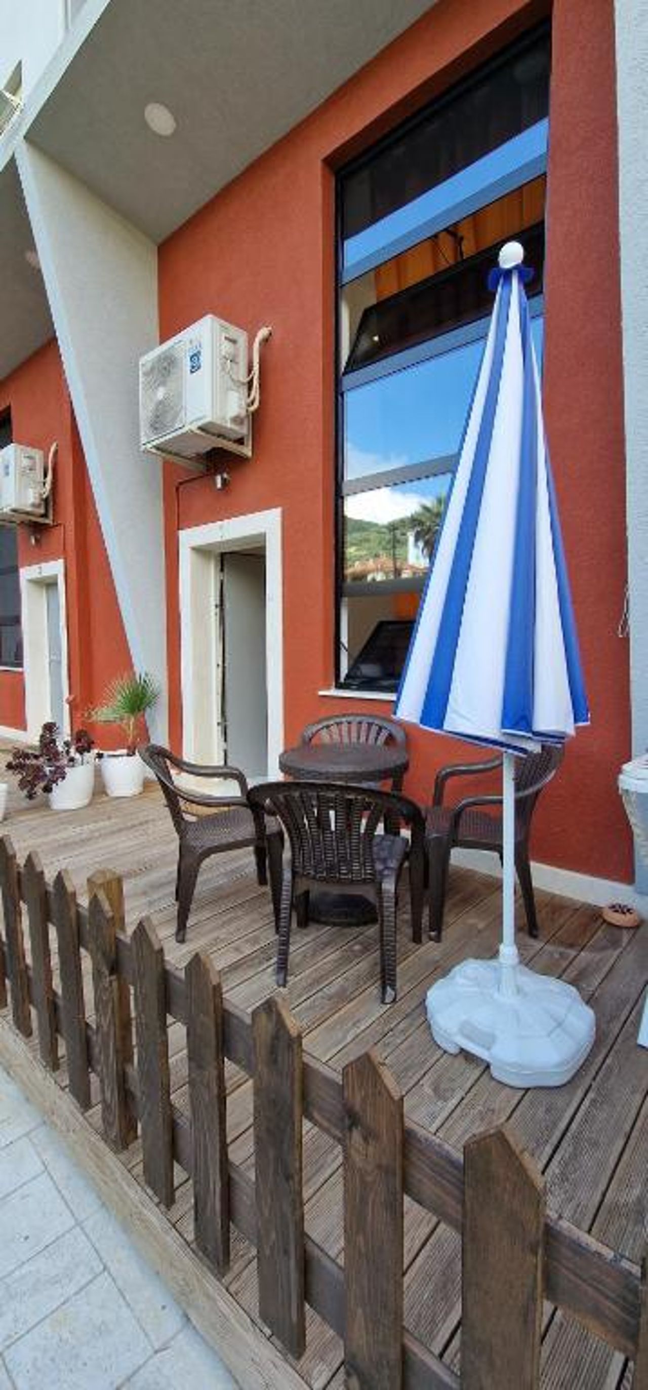 Lovely duplex apartment with patio, 100m from the beach!