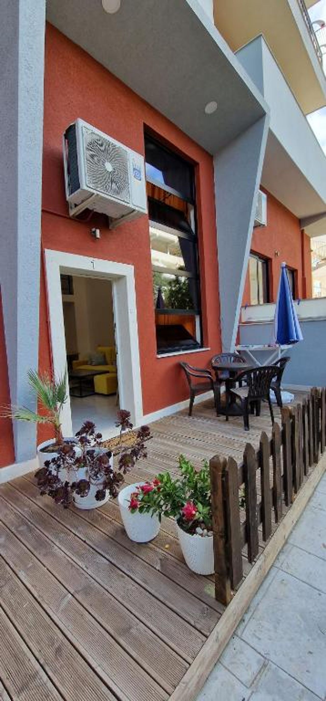 Lovely duplex apartment with patio, 100m from the beach!