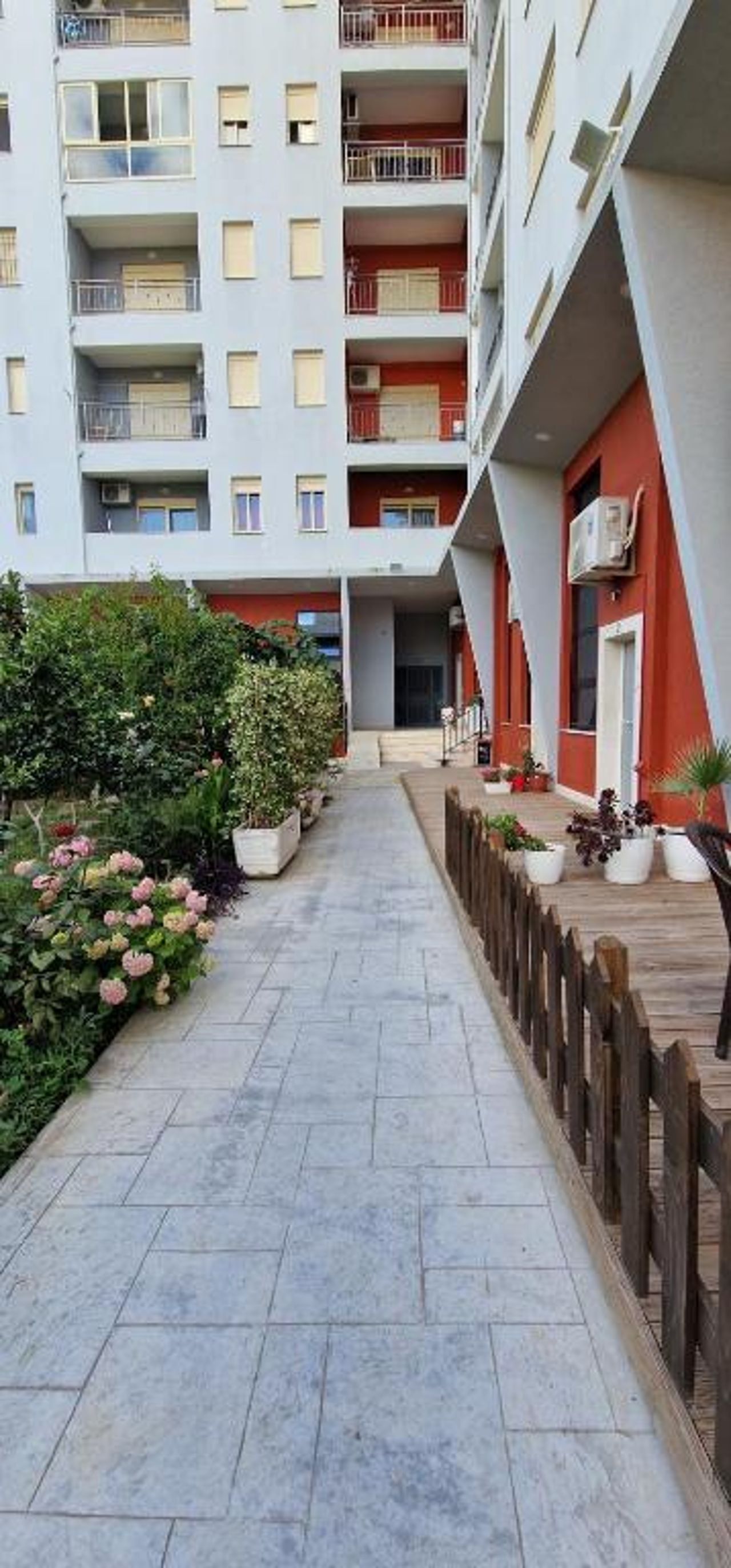 Lovely duplex apartment with patio, 100m from the beach!