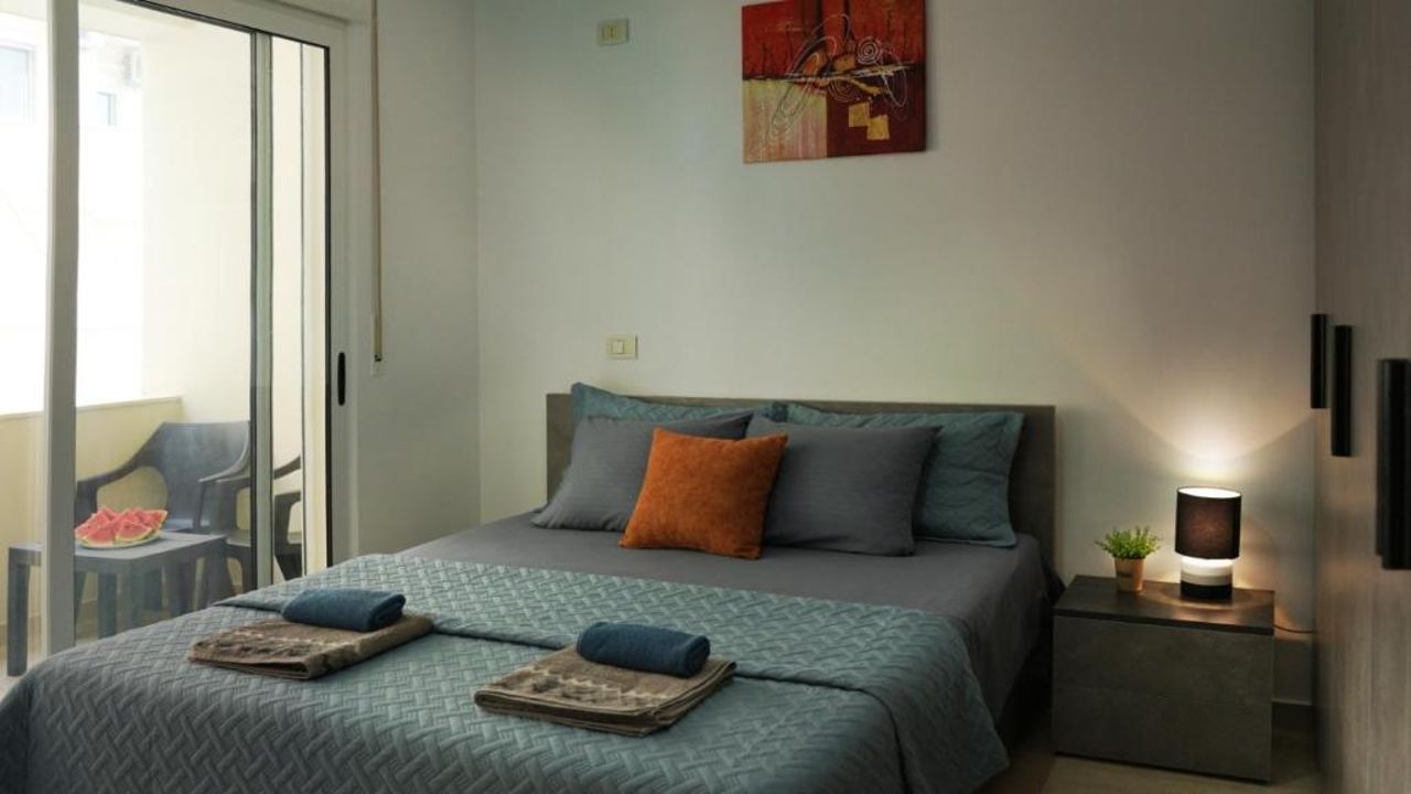 High-Tech flat