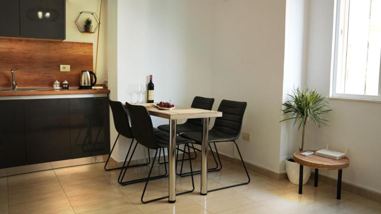 High-Tech flat