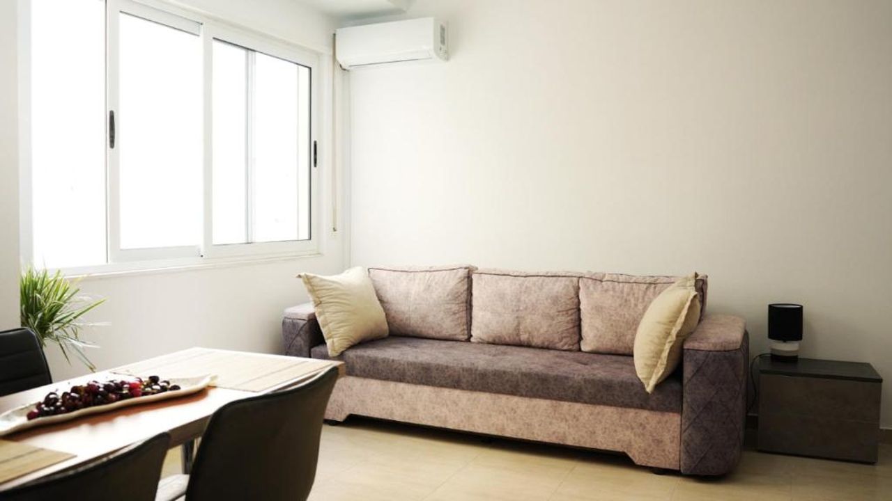 High-Tech flat