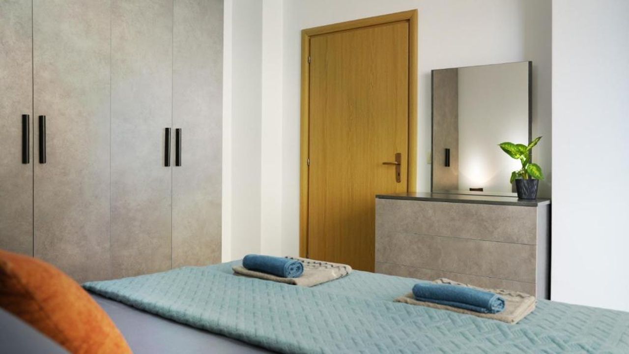 High-Tech flat