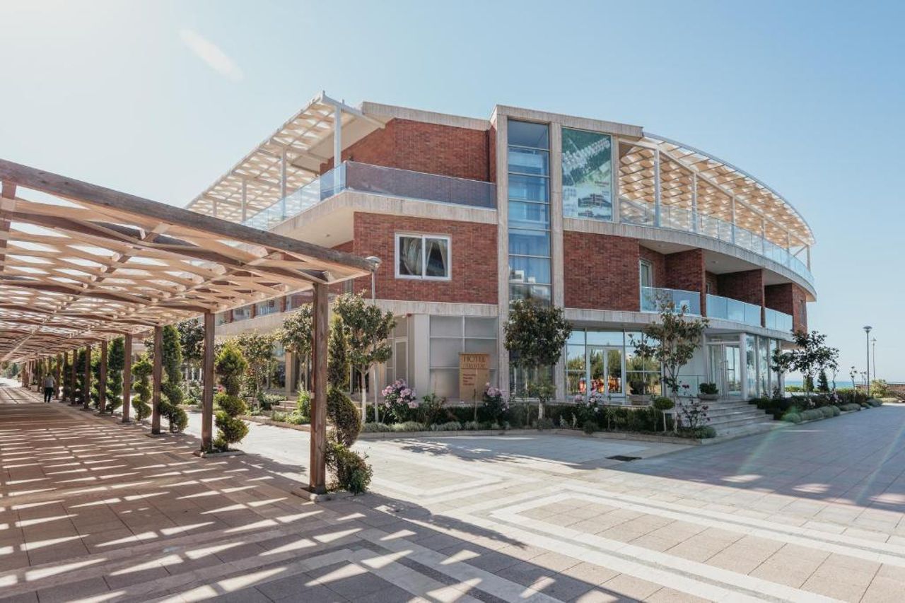 Fishta Hotel & Apartments
